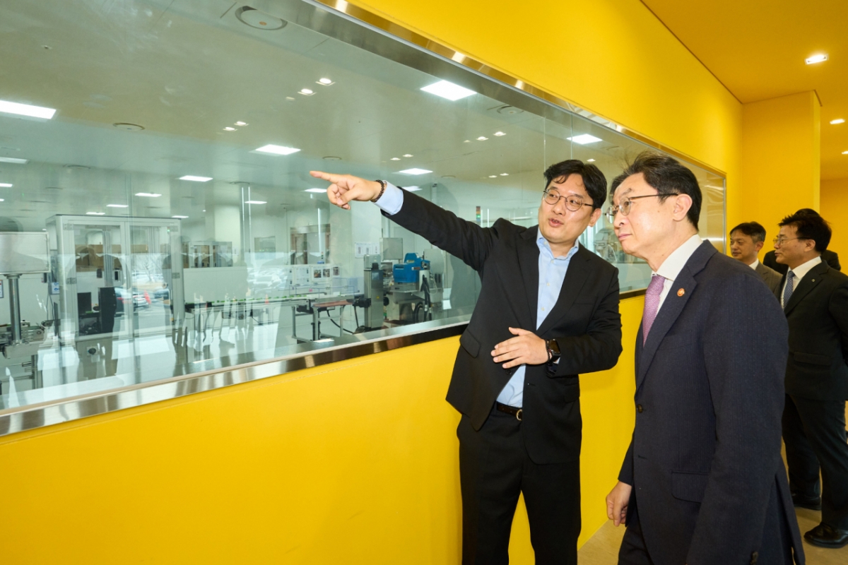 이승하 대웅제약 본부장(사진 왼쪽)이 이억원 금융위원장에게 오송 스마트 공장의 생산 공정을 설명하고 있다./사진=대웅제약