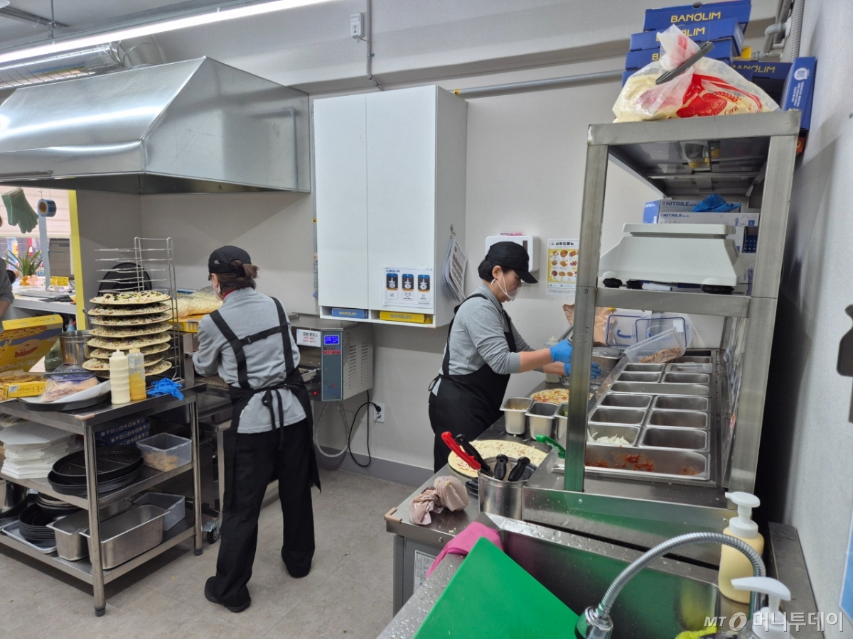 지난 12일 오전 서울 금천구 '착한피자 1호점'에서 근무 중인 권명옥씨와 박모씨 모습. /사진=박진호 기자.