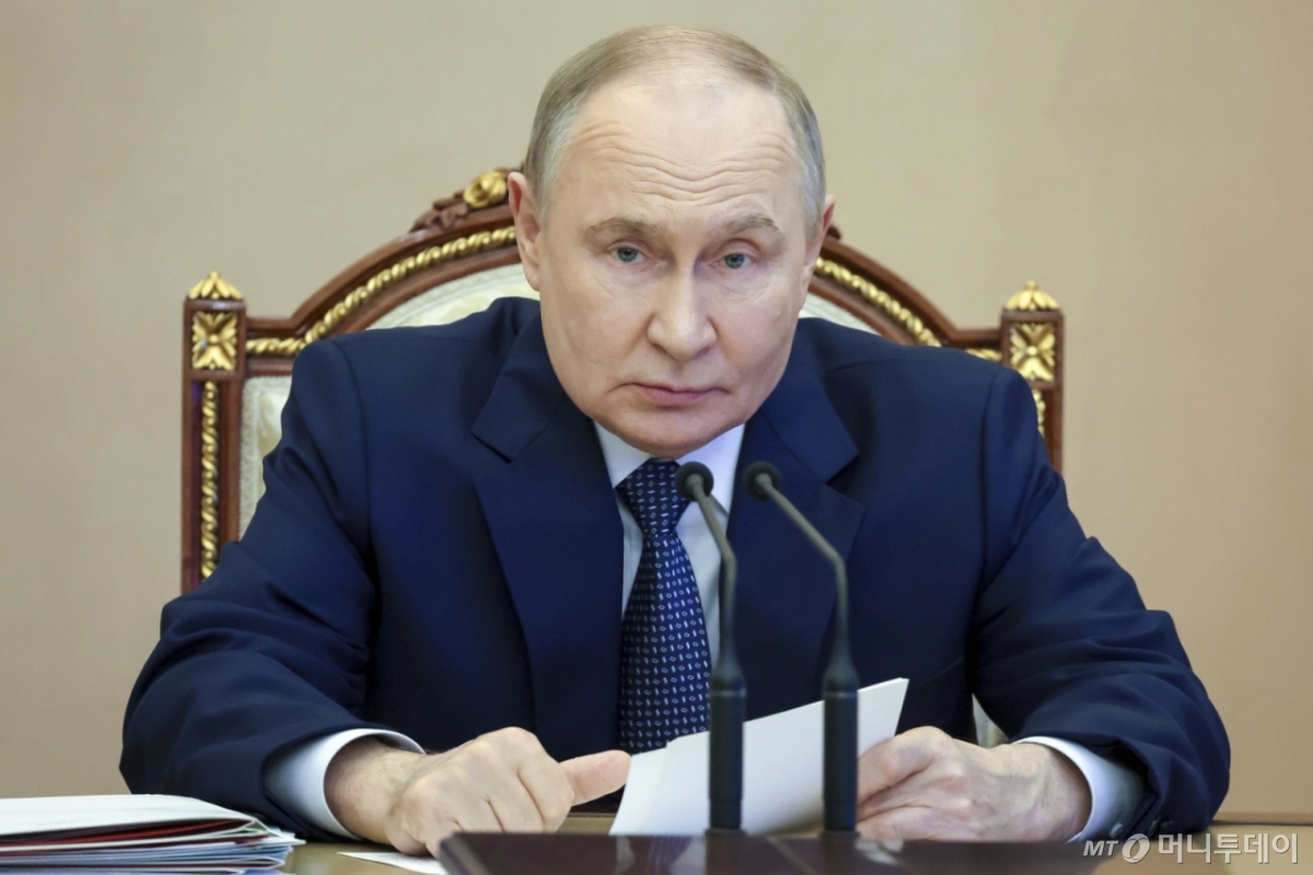 [모스크바=AP/뉴시스] 블라디미르 푸틴 러시아 대통령이 11일(현지 시간) 모스크바에서 국가 무장 프로그램 관련 회의를 주재하고 있다. 푸틴 대통령은 새 무기 조달 계획을 논의하면서 러시아의 전략적 억지력을 구성하는 '3대 핵전력'에 대한 우선순위를 강조했다. 3대 핵전력은 지상 발사 대륙간탄도미사일(ICBM), 잠수함 발사 탄도미사일(SLBM), 전략폭격기 등을 의미한다. 2025.06.12. /사진=민경찬