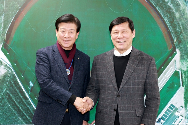 박범인 금산군수(왼쪽)과 허구연 총재. /사진=KBO