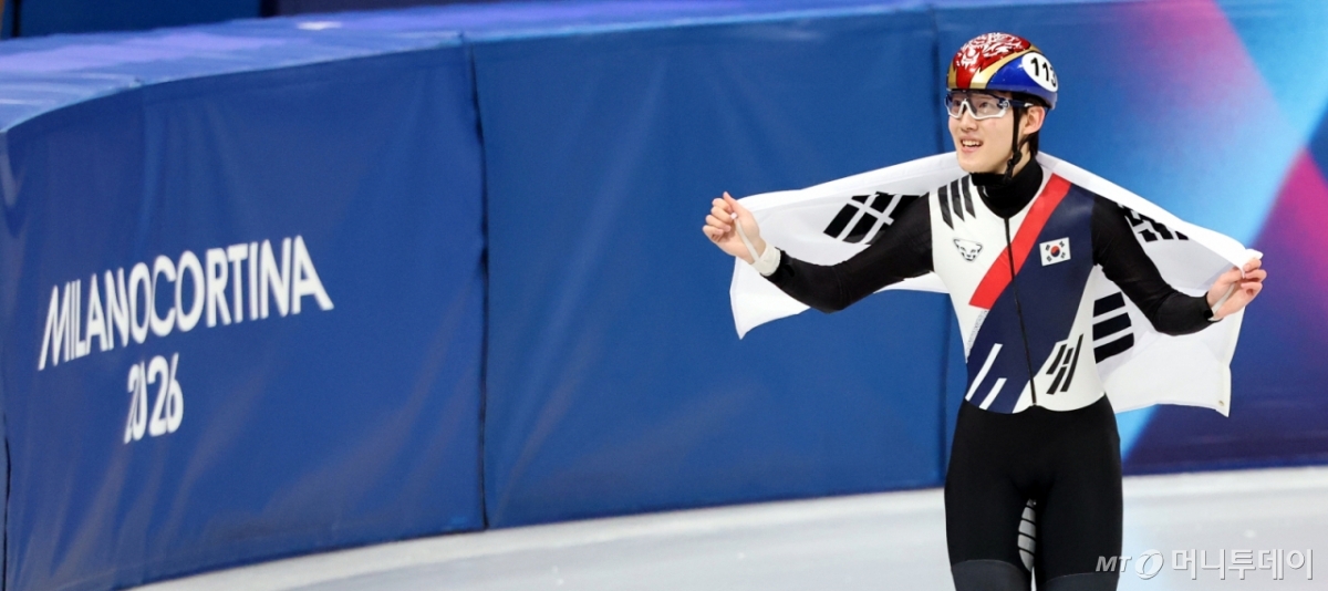 [밀라노=뉴시스] 박주성 기자 = 12일(현지 시간) 이탈리아 밀라노 아이스스케이팅 아레나에서 열린 2026 밀라노·코르티나 담페초 동계올림픽 쇼트트랙 남자 1000m 결승에서 임종언이 동메달을 차지한 후 국기를 들고 기뻐하고 있다. 2026.02.13. park7691@newsis.com /사진=박주성
