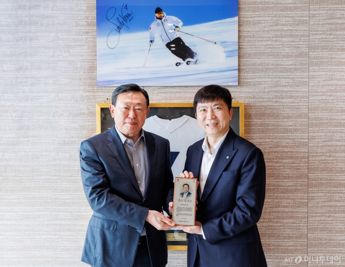  유승민 대한체육회 회장(오른쪽)이 롯데월드타워에서 2026 밀라노코르티나동계올림픽대회 대한민국 선수단에 격려와 후원을 보내준 신동빈 롯데그룹 회장(왼쪽)에게 감사의 뜻을 전하는 감사패를 전달하고 있다. /사진=대한체육회 제공