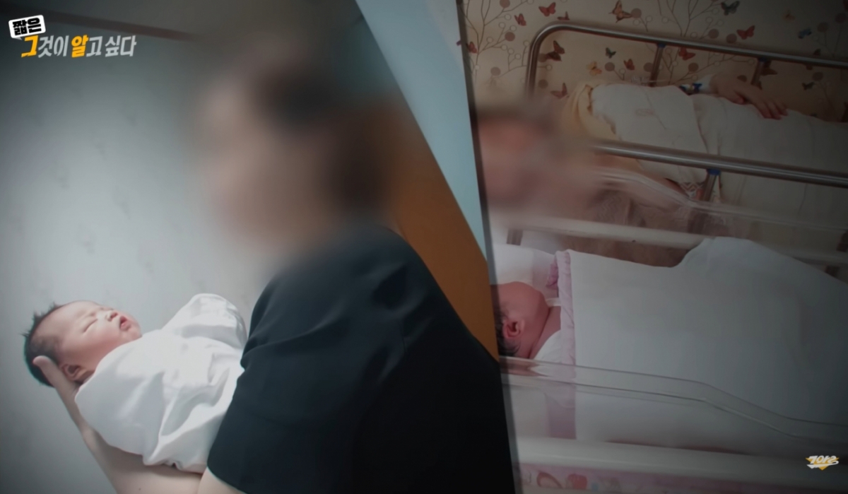집에서 아이를 안고 있는 석씨(왼쪽)와 딸 김씨의 출산 직후 모습. /사진=SBS '그것이 알고싶다' 유튜브 갈무리