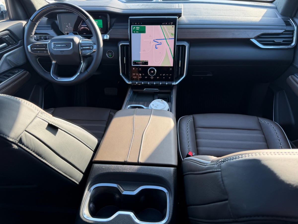 아카디아 드날리 얼티밋의 내부 모습. 대형 센터 디스플레이가 눈에 띈다./사진= 임찬영 기자