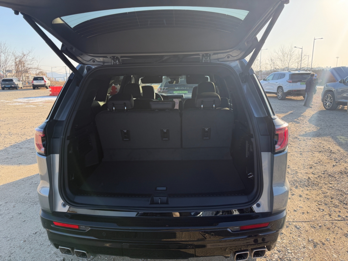 아카디아 드날리 얼티밋의 적재공간. 3열을 접지 않아도 넉넉한 공간이 돋보인다./사진= 임찬영 기자