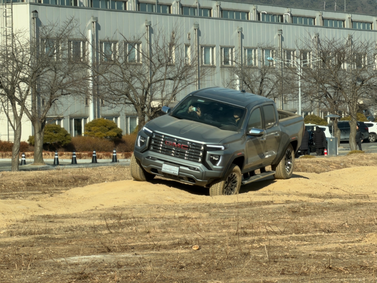 캐니언 드날리가 울퉁불퉁한 비포장 도로를 자유롭게 거니는 모습./사진= 임찬영 기자
