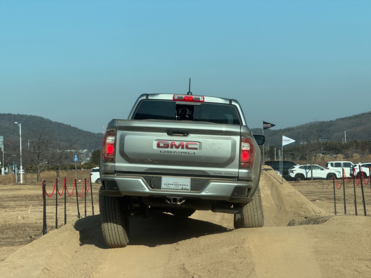 캐니언 드날리가 27도에 달하는 언덕길에도 바퀴를 자유자재로 조절하며 차량 손상 없이 지나가는 모습./사진= 임찬영 기자