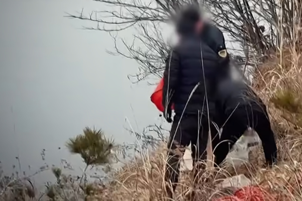 경찰은 충남 태안군의 한 저수지를 수색한 끝에 텐트 가방 안에 담긴 30대 여성 A씨 시신과 함께 흉기를 발견했다./사진=SBS '그것이 알고 싶다' 방송 화면