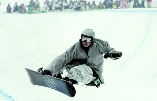 스노보드를 타고 있는 호산 스님. /사진=BBS불교방송 갈무리
