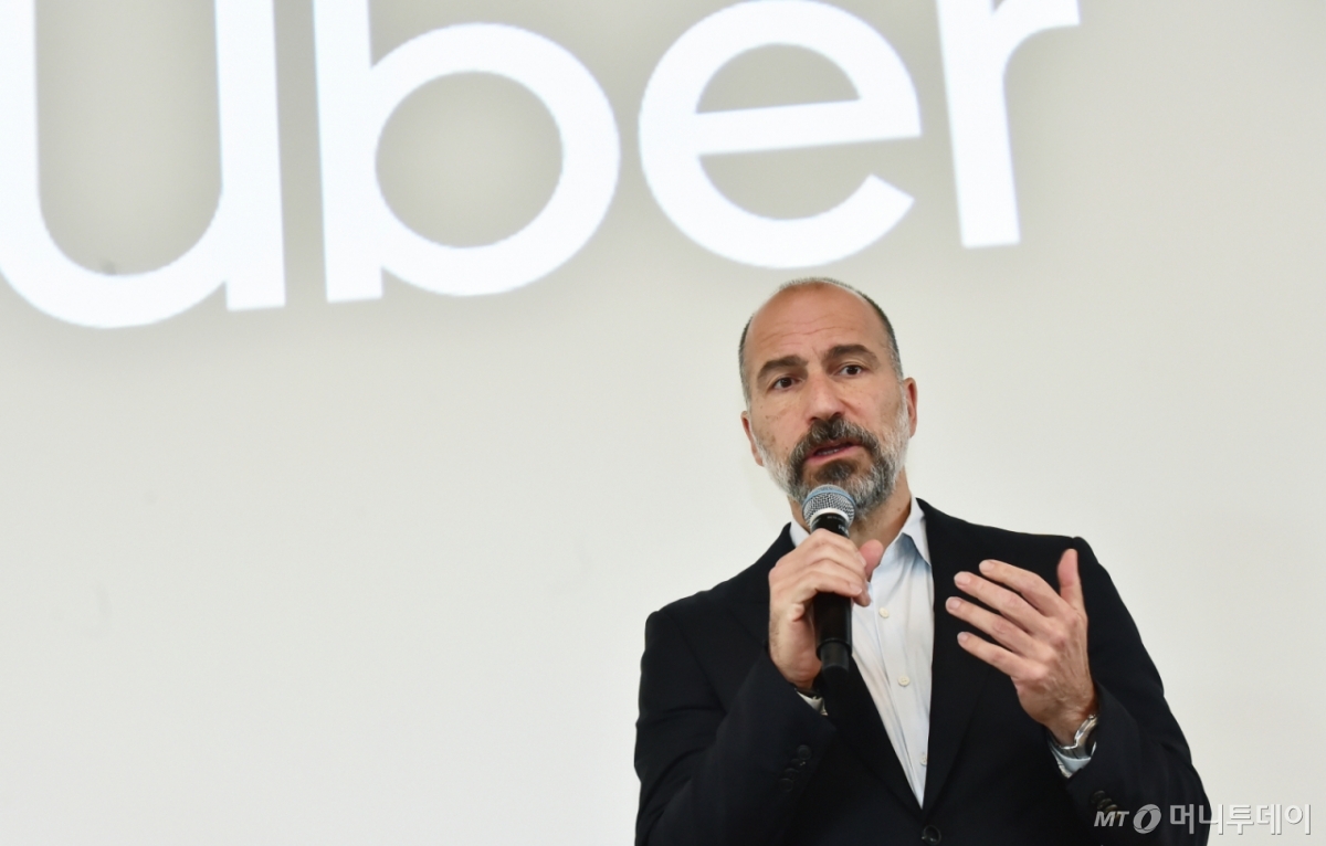 다라 코스로샤히(Dara Khosrowshahi) 우버 글로벌 CEO가 2024년 8월 30일 서울 중구 소공동 더플라자 서울에서 미디어 세션을 진행한 가운데 우버택스를 포함한 국내 시장 사업 관련 발표를 하고 있다. 이번 자리는 코스로샤히 우버 최고경영자(CEO)가 처음으로 국내 언론을 직접 만나는 자리로, 한국 시장이 우버에 지니는 의미와 우버가 한국에 기여하고자 하는 바에 대해 전하며 질의응답 시간을 가졌다. /사진=머니S