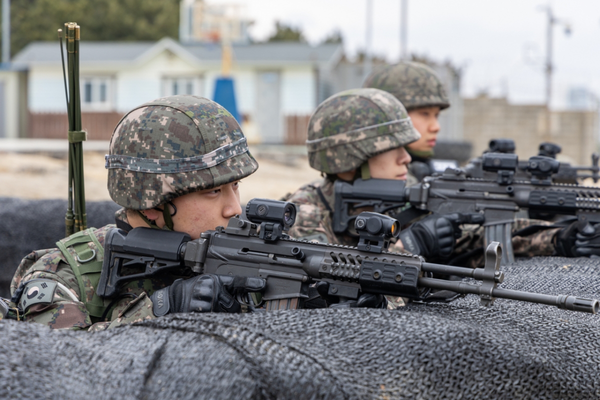 기동타격팀이 진지를 점령하고 있다. /사진제공=육군.
