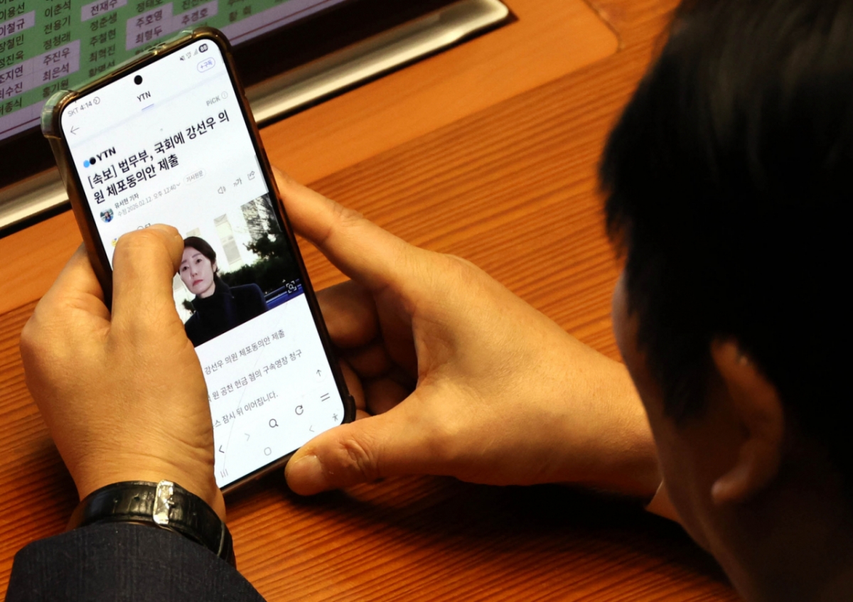 정청래 더불어민주당 대표가 12일 오후 서울 여의도 국회에서 열린 제432회국회(임시회) 제7차 본회의에서 '법무부, 국회에 강선우 의원 체포동의안 제출' 관련 기사를 확인하고 있다./사진=뉴시스.