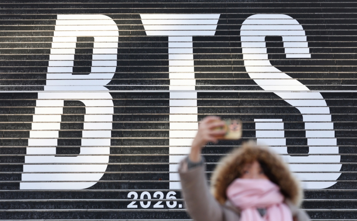 지난달 22일 오후 서울 종로구 세종문화회관 계단에 설치된 방탄소년단(BTS)의 정규 5집 컴백을 알리는 홍보물을 배경으로 관광객들이 기념촬영을 하고 있다./사진=(서울=뉴스1) 최지환 기자