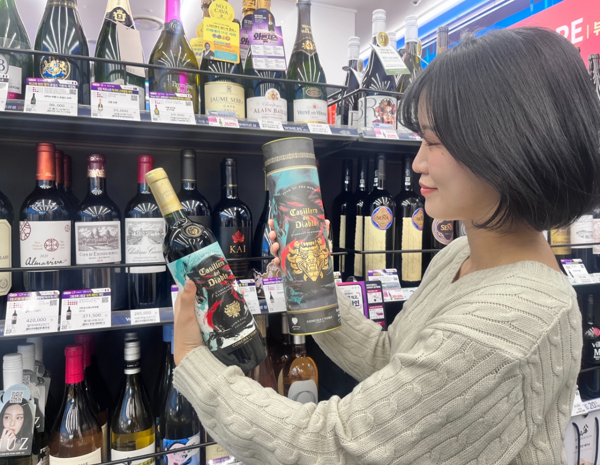 GS25에서 판매중인 와인 디아블로 원통형 말띠에디션. /사진제공=GS리테일.