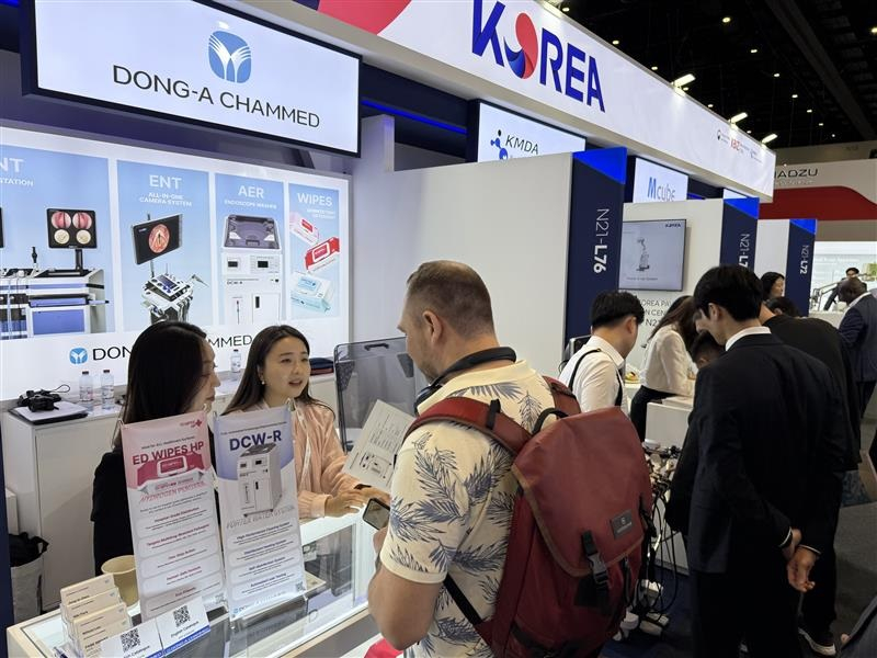 동아참메드 임직원이 WHX Dubai 2026 동아참메드 부스를 찾은 관람객에게 제품을 소개하고 있다./사진=동아참메드