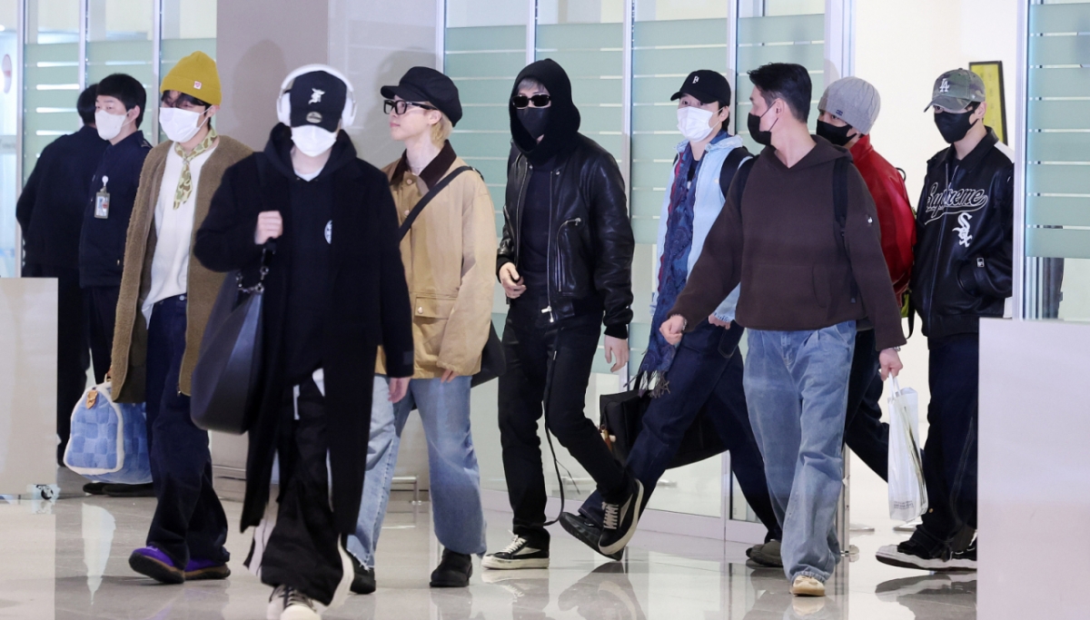 그룹 방탄소년단(BTS) RM, 제이홉, 슈가, 정국, 지민, 진, 뷔가 해외 일정을 마치고 지난 9일 오후 인천국제공항을 통해 귀국하고 있다. / 사진 = 뉴스1