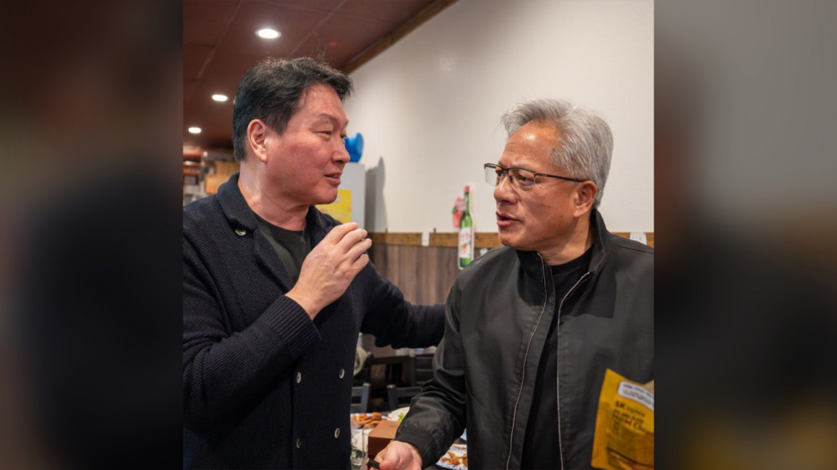 최태원 SK그룹 회장이 지난 5일(현지시간) 미국 산타클라라의 한 식당에서 젠슨 황 엔비디아 CEO와 만났다.  /사진제공=SK하이닉스