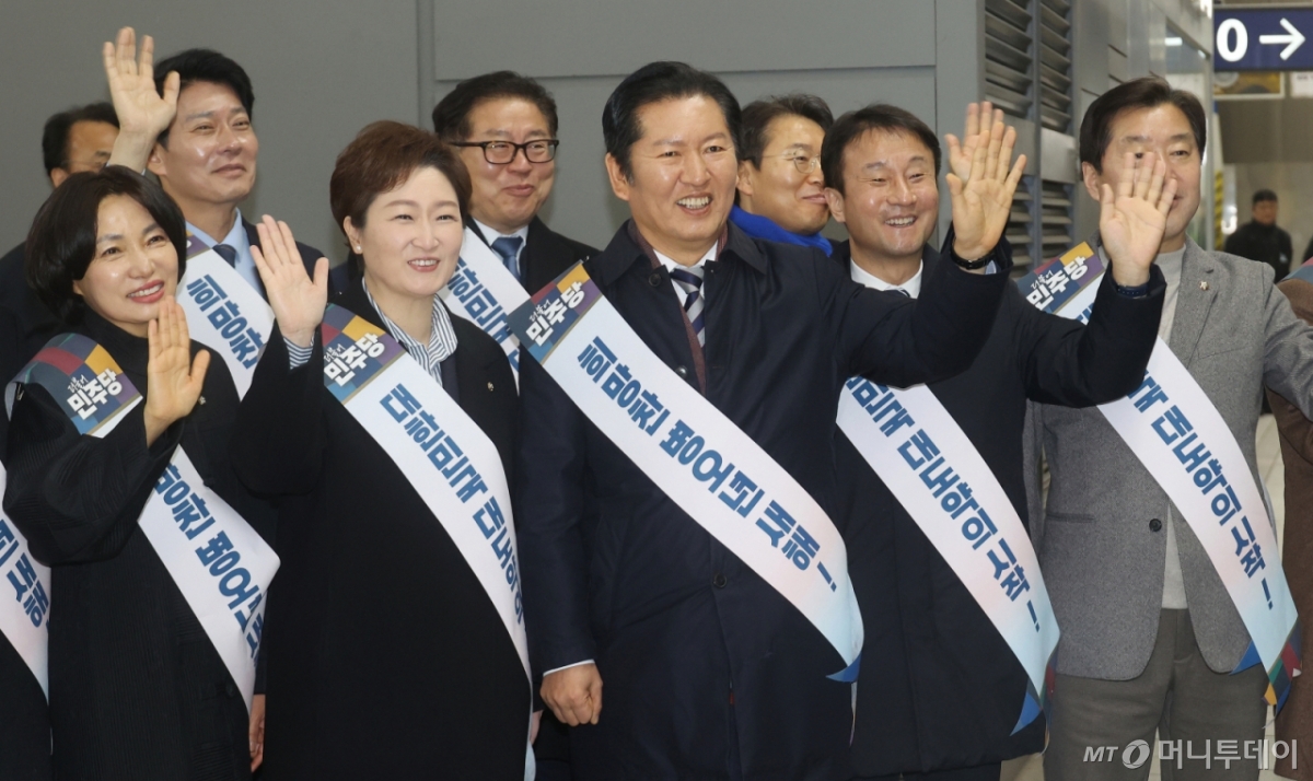 정청래 더불어민주당 대표와 한병도 원내대표 등 최고위원들이 13일 서울 용산구 용산역에서 설 명절 귀성 인사를 하고 있다./사진=뉴시스