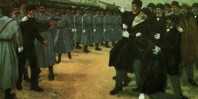 1909년 10월26일 오전9시30분쯤. 안중근 의사는 하얼빈역에 내린 이토 히로부미를 향해 권총 3발을 사격한다./사진제공=국가기록원 