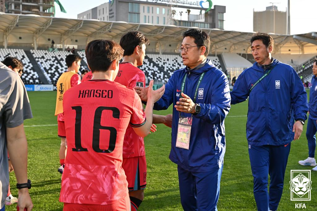 지난달 2026 AFC U-23 아시안컵 사우디아라비아전 0-0 무승부 이후 선수들과 인사하고 있는 이민성 감독. /사진=대한축구협회 제공