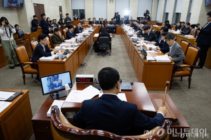 신정훈 국회 행정안전위원장이 12일 서울 여의도 국회에서 열린 제432회 국회(임시회) 행정안전위원회 제3차 전체회의에서 의사봉을 두드리고 있다. /사진=뉴스1