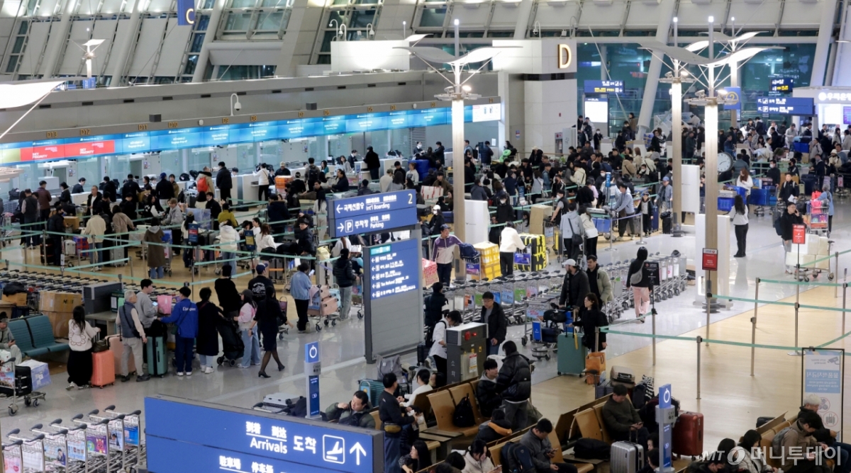 (인천공항=뉴스1) 권현진 기자 = 설 명절 연휴를 앞둔 13일 오전 인천국제공항 1터미널 출국장이 여행객들로 붐비고 있다.