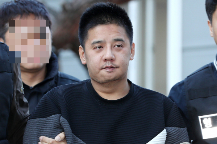 딸의 친구를 살해하고 시신을 유기한 혐의를 받고 있는 '어금니 아빠' 이영학이 2017년 10월 13일 오전 도봉구 서울북부지방검찰청으로 송치되고 있다. /사진=머니투데이 DB