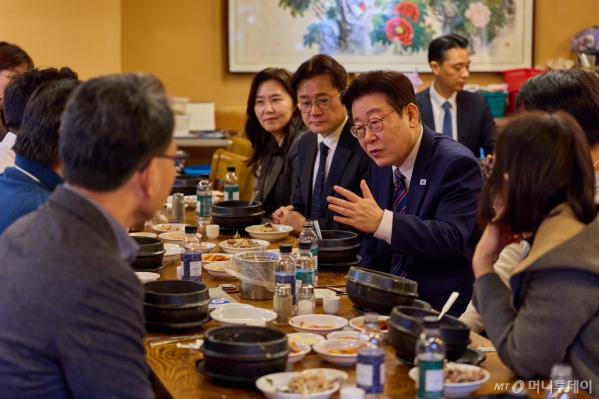 (서울=뉴스1) 이재명 기자 = 이재명 대통령이 12일 청와대 인근 삼계탕집을 찾아 오찬을 갖고 있다. (청와대 제공. 재판매 및 DB 금지)  2026.2.12/뉴스1  Copyright © 뉴스1. All rights reserved. 무단 전재 및 재배포,  AI학습 이용 금지. /사진=(서울=뉴스1) 이재명 기자