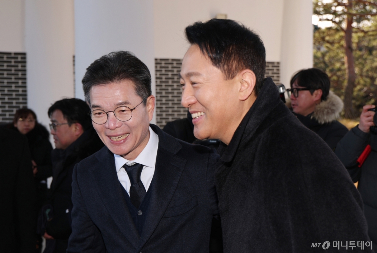 (서울=뉴스1) 임세영 기자 = 오세훈 서울시장(오른쪽)과 정원오 성동구청장이 새해 첫 날인 1일 서울 동작구 국립서울현충원에서 현충탑 참배를 마치고 나란히 이동하고 있다. 2026.1.1/뉴스1 Copyright © 뉴스1. All rights reserved. 무단 전재 및 재배포, AI학습 이용 금지. /사진=(서울=뉴스1) 임세영 기자