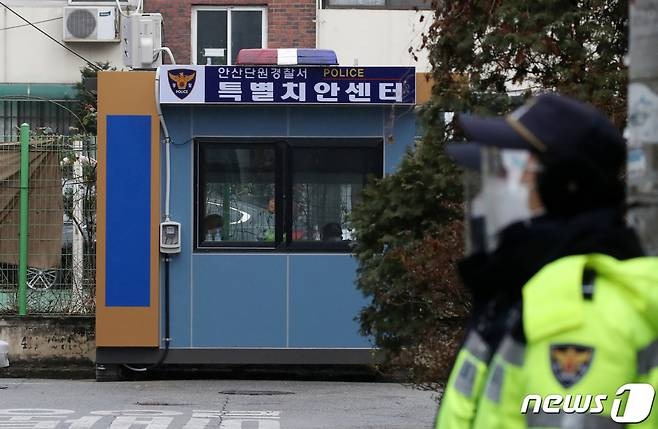 현재 조두순은 안산시 단원구 자택에서 보호관찰을 받고 있으며 학생 등하교 시간대인 오전 7~9시와 오후 3~6시, 그리고 오후 9시부터 다음 날 오전 6시까지 외출이 금지돼 있다. /사진=뉴스1