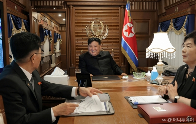 (평양 노동신문=뉴스1) = 북한 노동당 기관지 노동신문은 2일 김정은 당 총비서가 중국 인민항일전쟁 및 세계반파쑈전쟁승리(전승절) 80주년 기념행사에 참석하기 위해 지난 1일 전용열차로 출발해 2일 새벽 국경을 통과했다고 보도했다. [국내에서만 사용가능. 재배포 금지. DB 금지. For Use Only in the Republic of Korea. Redistribution Prohibited] rodongphoto@news1.kr  Copyright (C) 뉴스1. All rights reserved. 무단 전재 및 재배포,  AI학습 이용 금지. /사진=(평양 노동신문=뉴스1)