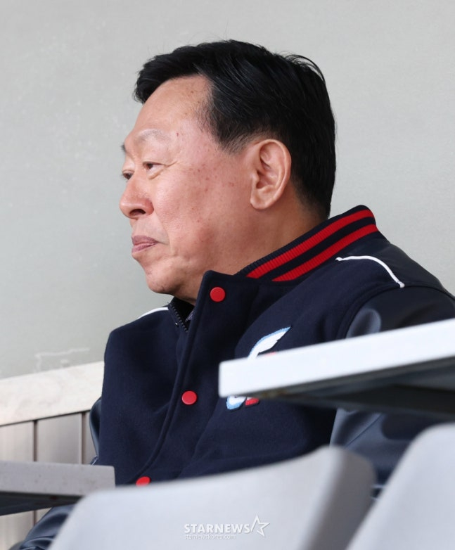 신동빈 롯데그룹 회장이 지난해 4월 25일 잠실야구장 본부석에서 응원을 하며 관전하고 있다. /사진=김진경 대기자