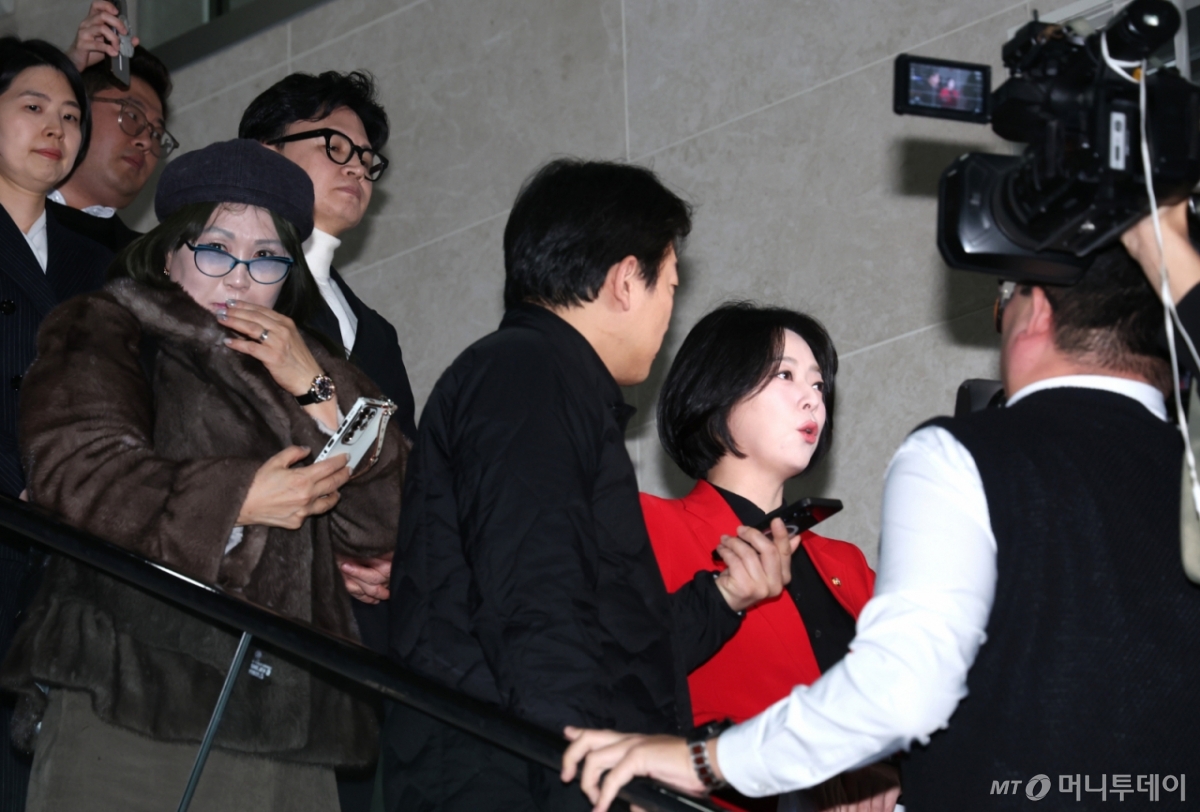 (서울=뉴스1) 신웅수 기자 = 한동훈 전 국민의힘 대표와 배현진 의원이 13일 서울 여의도 국회 소통관에서 기자회견을 마친 후 회견장을 나서고 있다. 2026.2.13/뉴스1  Copyright © 뉴스1. All rights reserved. 무단 전재 및 재배포,  AI학습 이용 금지. /사진=(서울=뉴스1) 신웅수 기자