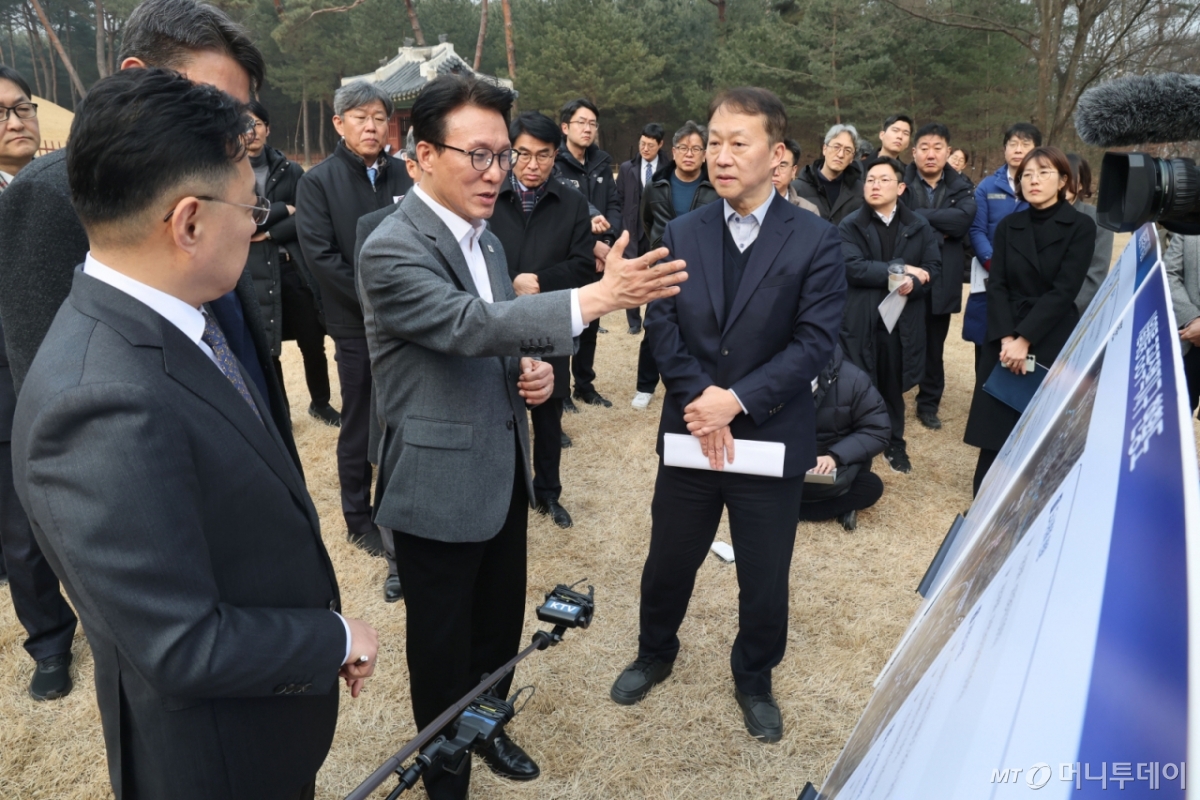 김민석 국무총리가 1·29 도심주택공급방안 현장점검을 위해 13일 오후 서울 노원구 강릉을 찾아 서울태릉 공공주택지구 사업개요에 대해 관계자들과 대화하고 있다./사진=뉴스1