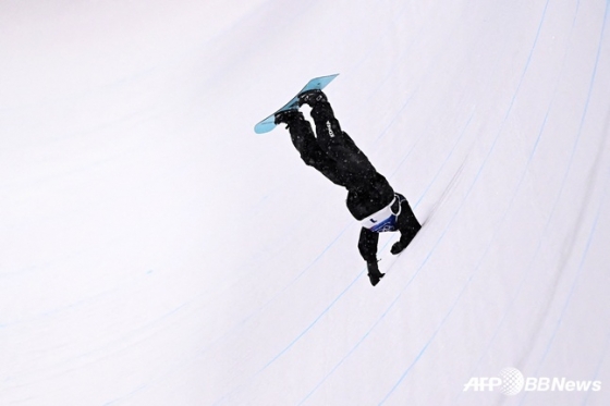 1차 시기에서 점프 후 머리부터 떨어지고 있는 최가온. /AFPBBNews=뉴스1