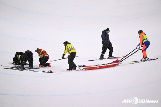 최가온이 쓰러진 뒤 패트롤이 다가가 상태를 살피고 있다. /AFPBBNews=뉴스1