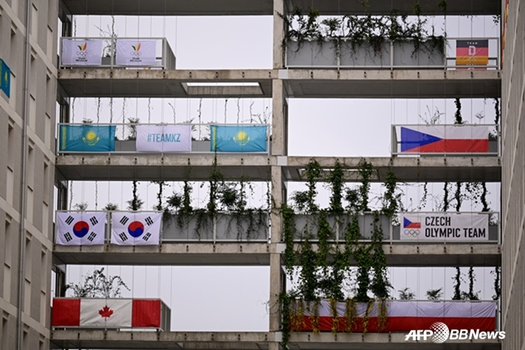 선수촌에 다양한 나라의 국기가 걸려 있다. /AFPBBNews=뉴스1