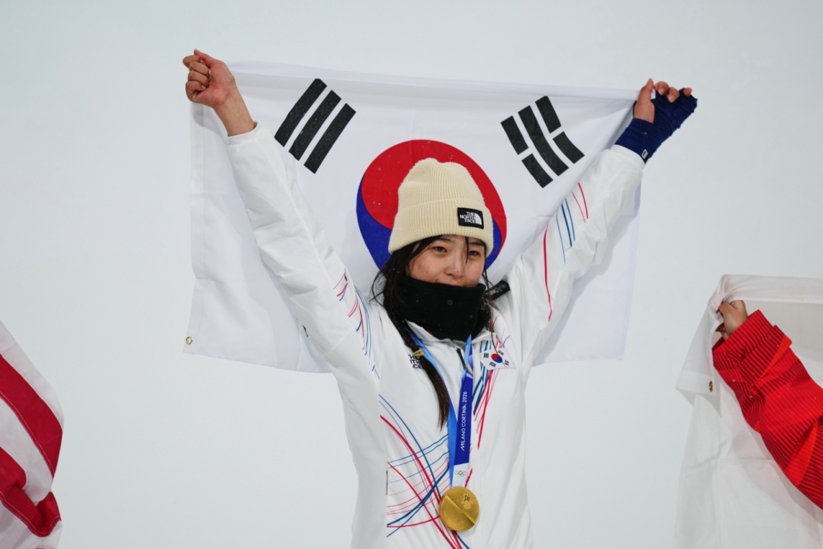 최가온이 12일(현지 시간) 이탈리아 리비뇨 스노파크에서 열린 2026 밀라노·코르티나담페초 동계올림픽 스노보드 여자 하프파이프 결승에서 금메달을 획득한 뒤 기뻐하고 있다/AP=뉴시스