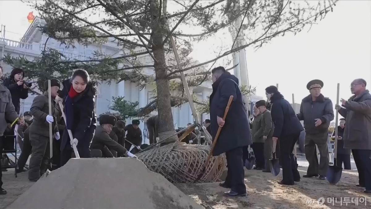 [서울=뉴시스] 북한 조선중앙TV는 김정은 국무위원장이 지난 5일 당 및 정부 지도간부들과 함께 해외군사작전 전투위훈기념관 건설장을 찾았다고 6일 보도했다. 이 자리에는 부인 리설주와 딸 주애가 동행했다. (사진=조선중앙TV 캡처) 2026.01.06. photo@newsis.com *재판매 및 DB 금지