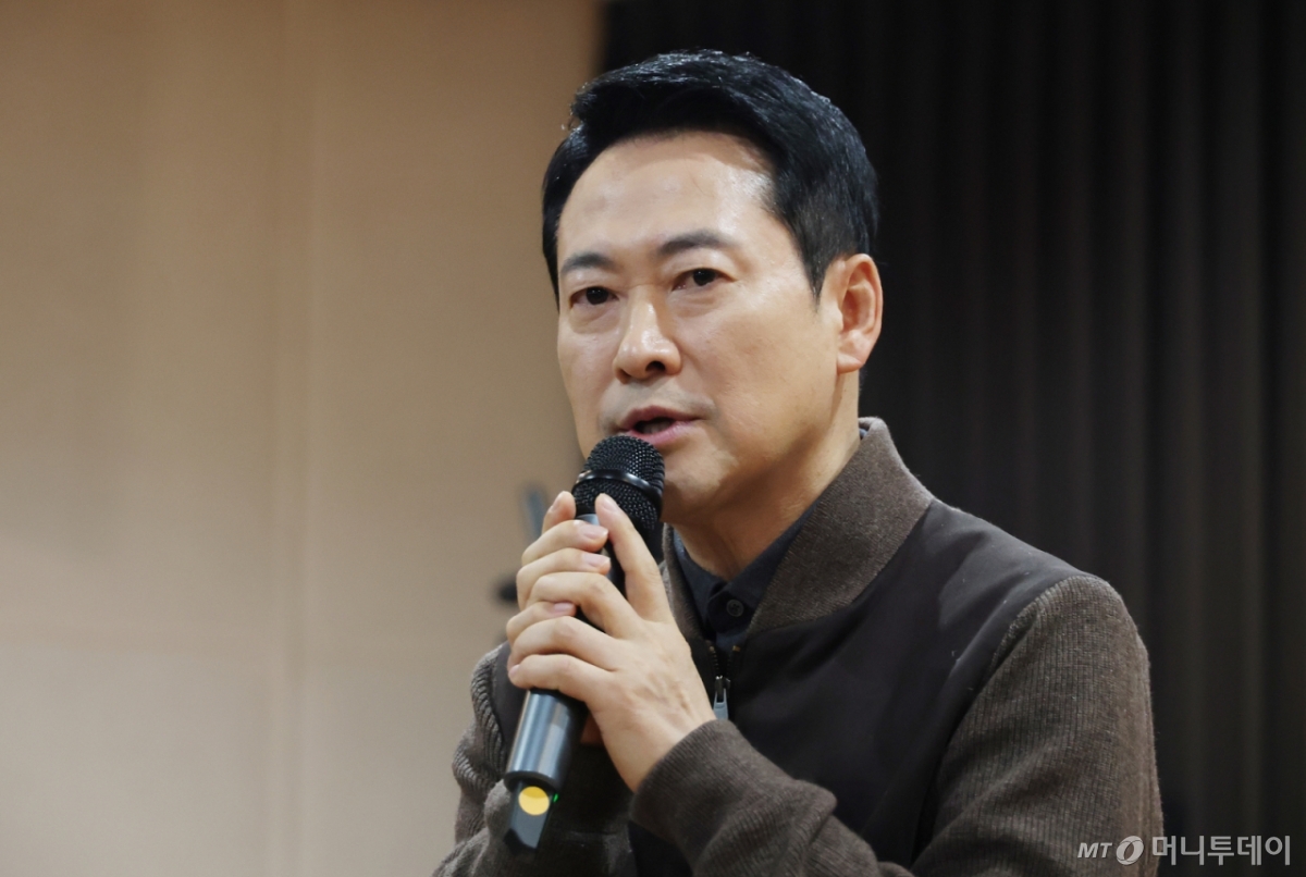 [서울=뉴시스] 권창회 기자 = 장동혁 국민의힘 대표가 13일 오전 서울 중구 중림종합사회복지관에서 설맞이 봉사활동을 하기 위해 방문해 인사말을 하고 있다. (공동취재) 2026.02.13. photo@newsis.com /사진=