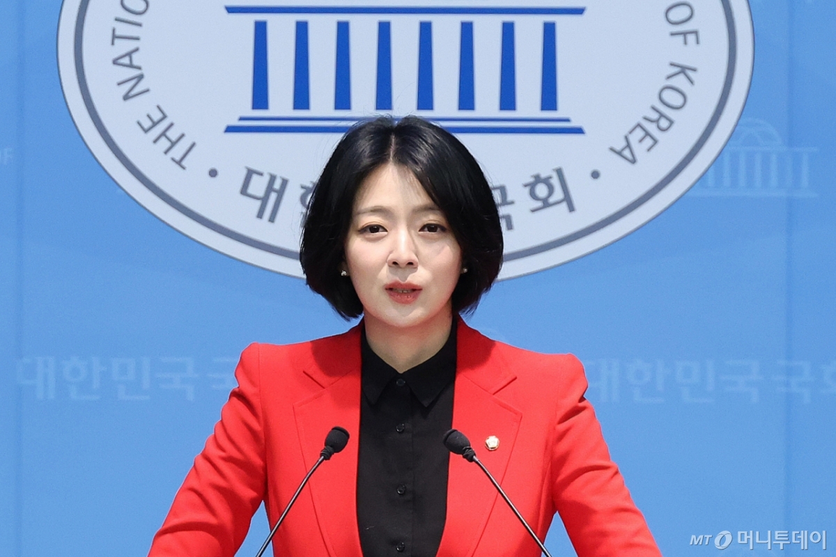 (서울=뉴스1) 신웅수 기자 = 배현진 국민의힘 의원이 13일 서울 여의도 국회 소통관에서 당원권 정지 1년 징계 관련 기자회견을 하고 있다. 2026.2.13/뉴스1 Copyright © 뉴스1. All rights reserved. 무단 전재 및 재배포, AI학습 이용 금지. /사진=(서울=뉴스1) 신웅수 기자