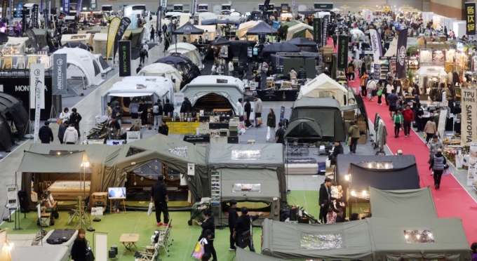 경기 고양시 킨텍스에서 열린 2025 국제아웃도어캠핑&레포츠페스티벌을 방문한 관람객들이 부스를 살펴보고 있다. 사진은 기사와 직접적 연관 없음./사진=뉴스1.