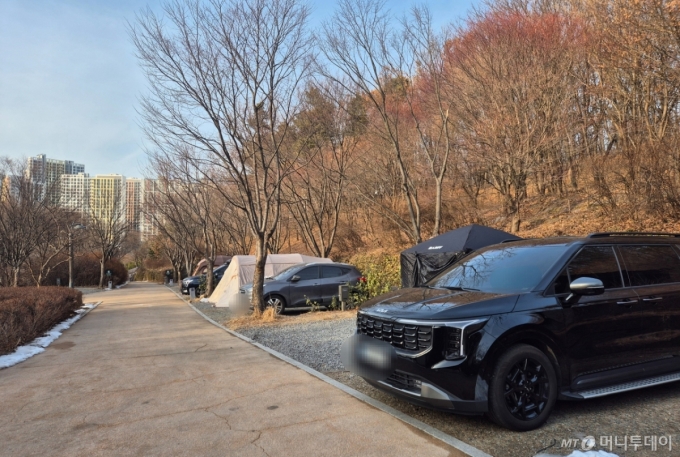 지난 6일 오후 찾은 중랑가족캠핑장 모습. 3팀 이상이 이미 텐트를 설치한 상태였으며 총 12팀이 예정돼 있다. 기상청에 따르면 이날 서울의 체감온도는 영하 8도 수준이었다. /사진=박진호 기자.