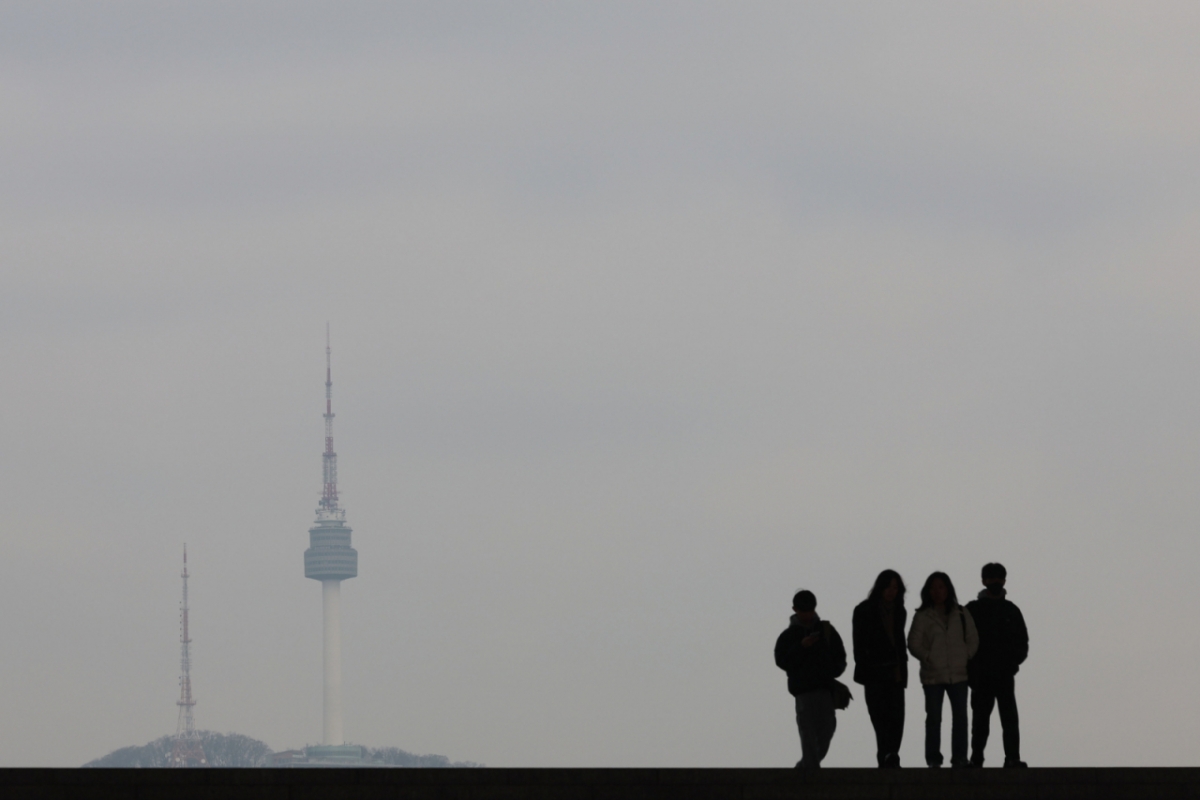 미세먼지와 초미세먼지 농도가 '나쁨' 상태를 보인 지난 12일 서울 용산구 국립중앙박물관에서 바라본 남산타워가 뿌옇다. /사진=뉴시스