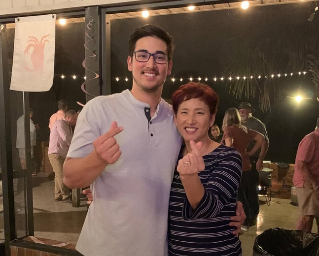 한국인 어머니 미수 더닝씨와 함께 사진을 찍은 데인 더닝(왼쪽). /사진=데인 더닝 SNS