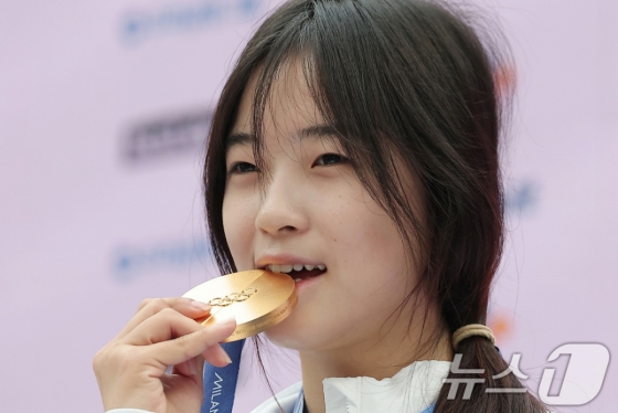 최가온이 14일(현지시간) 이탈리아 밀라노의 빌라 네키 캄필리오에 마련된 코리아하우스에서 기자회견을 마친 후 금메달을 들고 기념 촬영을 하고 있다. /사진=뉴스1