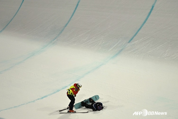 넘어진 최가온에게 의료진이 다가가 몸 상태를 살피고 있다. /AFPBBNews=뉴스1