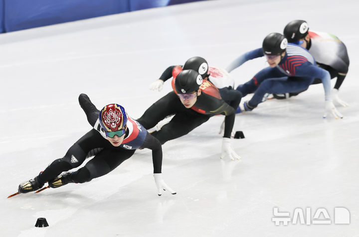 황대헌(가장 왼쪽)이 레이스를 펼치고 있다. /사진=뉴시스