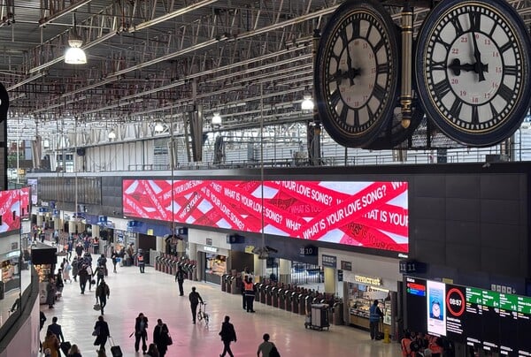 방탄소년단 신보 프로모션이 펼쳐지고 있는 런던 워털루역. 사진제공=빅히트뮤직 