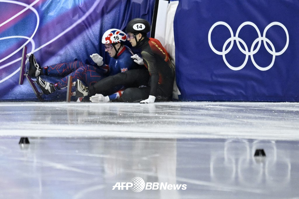 15일(한국시간) 이탈리아 밀라노 아이스스케이팅 아레나에서 열린 2026 밀라노·코르티나담페초 동계올림픽 쇼트트랙 남자 1500m 결승에서 영국 나일 트레이시와 충돌해 넘어진 류사오앙. /AFPBBNews=뉴스1